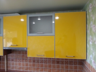 Жёлтая кухня столешница под гранит

