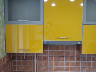 Жёлтая кухня столешница под гранит
