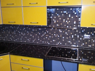 Угловая кухонная мебель жёлтого оттенка
