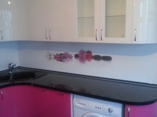 Бело розовая угловая кухня под стиральную машину
