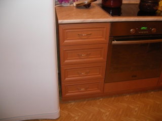 Простая прямая кухонная мебель
