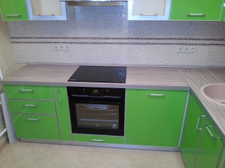 Светло зелёная кухонная мебель
