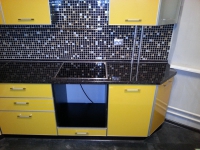 Угловая кухонная мебель жёлтого оттенка