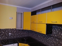 Угловая кухонная мебель жёлтого оттенка