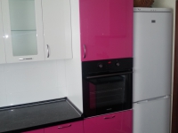 Бело розовая угловая кухня - размеры под холодильник выдержены