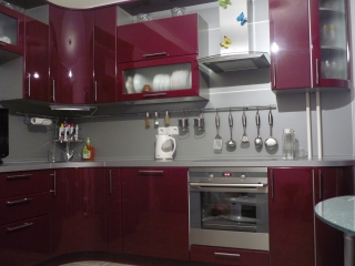 Угловая кухонная мебель красного цвета