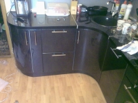 Тёмная кухонная мебель эмаль