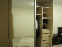 Небольшой шкаф купе для комнаты