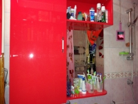 Красная мебель для ванной комнаты в эмали