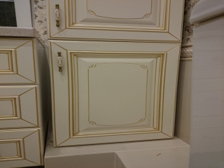 Комплект мебели для ванной комнаты с фасадами патина под золото
