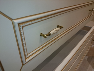 Комплект мебели для ванной комнаты с фасадами патина под золото
