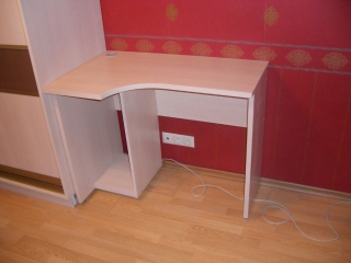 Шкаф-купе для гостиной с компьютерным столом
